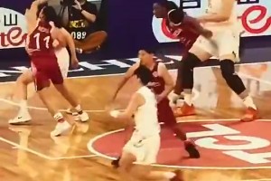 张子宇此前蹂躏印尼女篮印尼老黑控住了底盘但高空被轻松击破